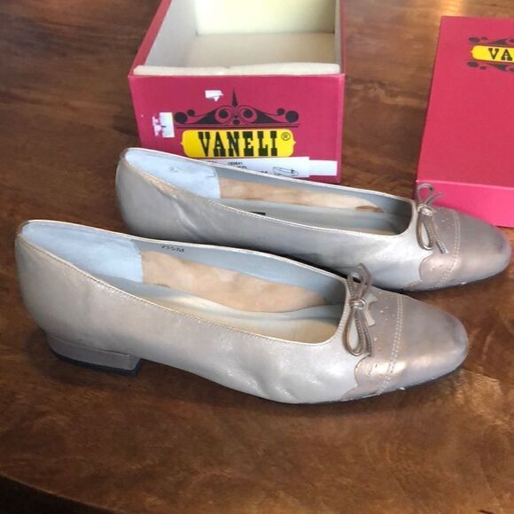 Vaneli Shoes - Vaneli Farren Opal Napa/LED Vintage size 7.5M